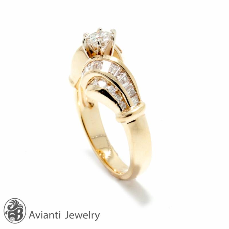 Runder Diamant 14Kt Gelbgold Verlobungsring Mit Baguette Akzente von AviantiJewelry