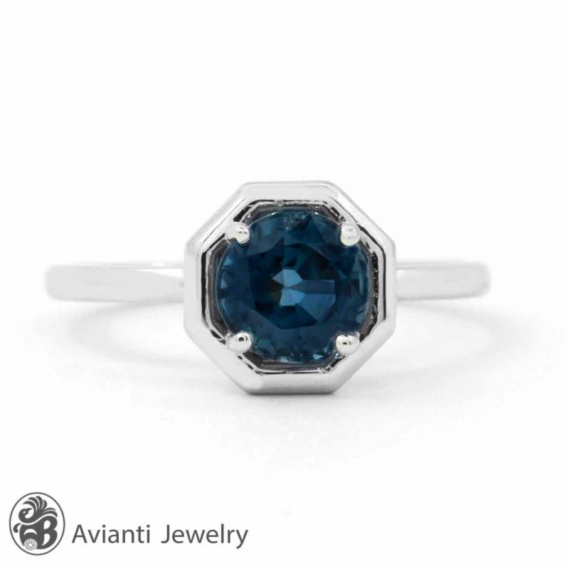 Saphir Verlobungsring 1.90 Karat Runder Dunkelblauer Stein, 14K Weißgold Halo Saphir Verlobungsring 1.90 Karat Runder Dunkelblauer Stein, 14K Weißgold Halo von AviantiJewelry