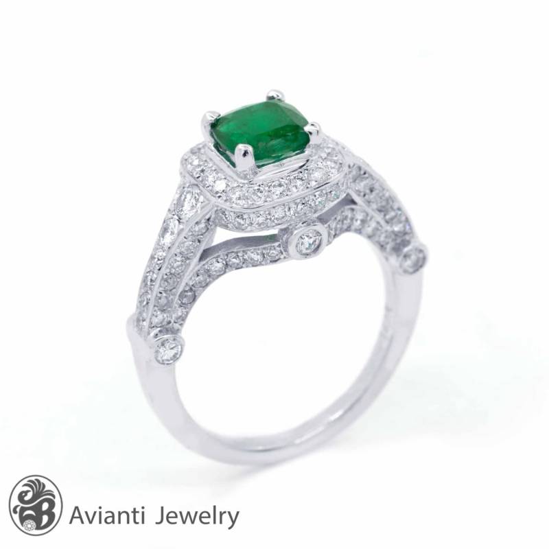 Smaragd Verlobungsring 14K Weißgold Pave Diamant Cocktail Ring von AviantiJewelry