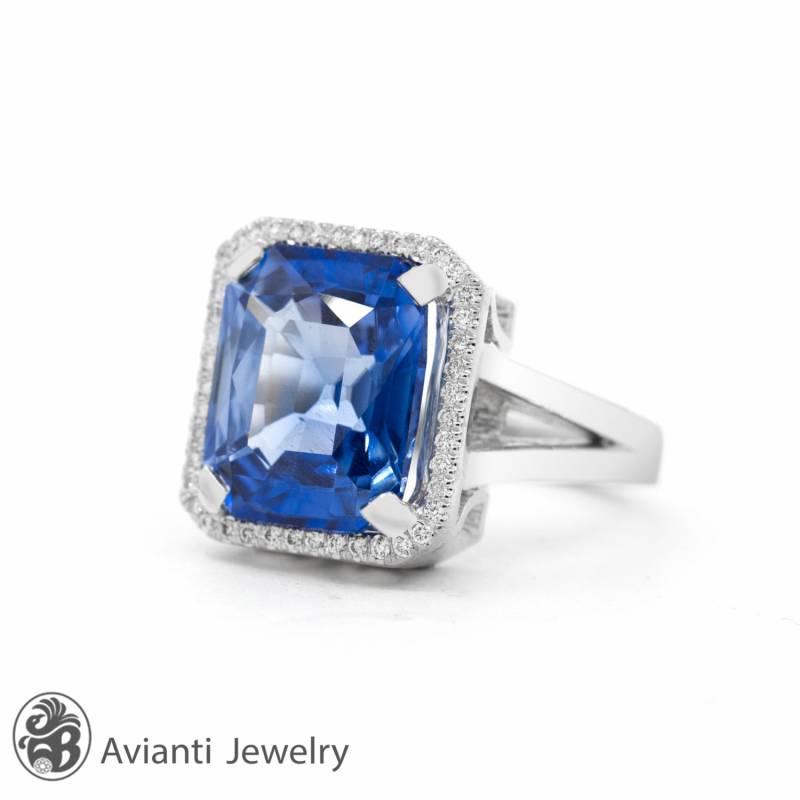 Smaragdschliff Ceylon Blauer Saphir Und Diamant Halo Ring von AviantiJewelry