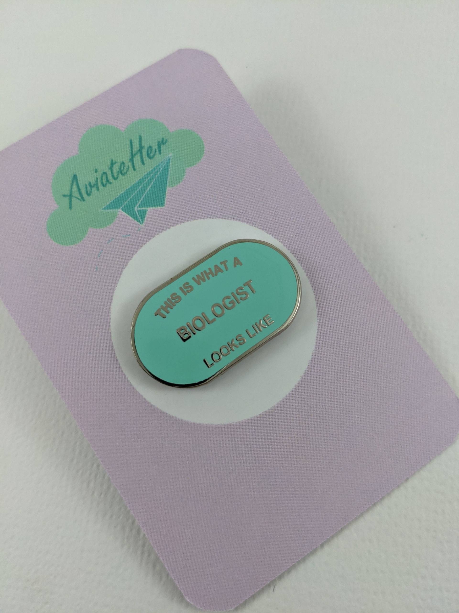 This Is What A Biologist Looks Like Enamel Pin Anstecker - Mintgrün Und Silber This Is What A Biologist Looks Like Enamel Pin Anstecker - Mintgrün Und Silber von AviateHer