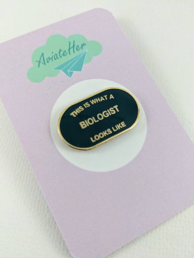 This Is What A Biologist Looks Like Enamel Pin Badge - Rennauto Grün & Gold von AviateHer