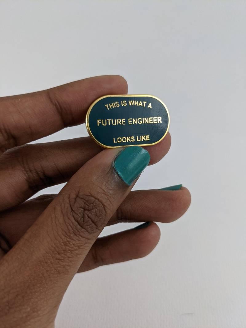 This Is What A Future Engineer Looks Like Emaille Brosche - Rennauto Grün & Gold von AviateHer