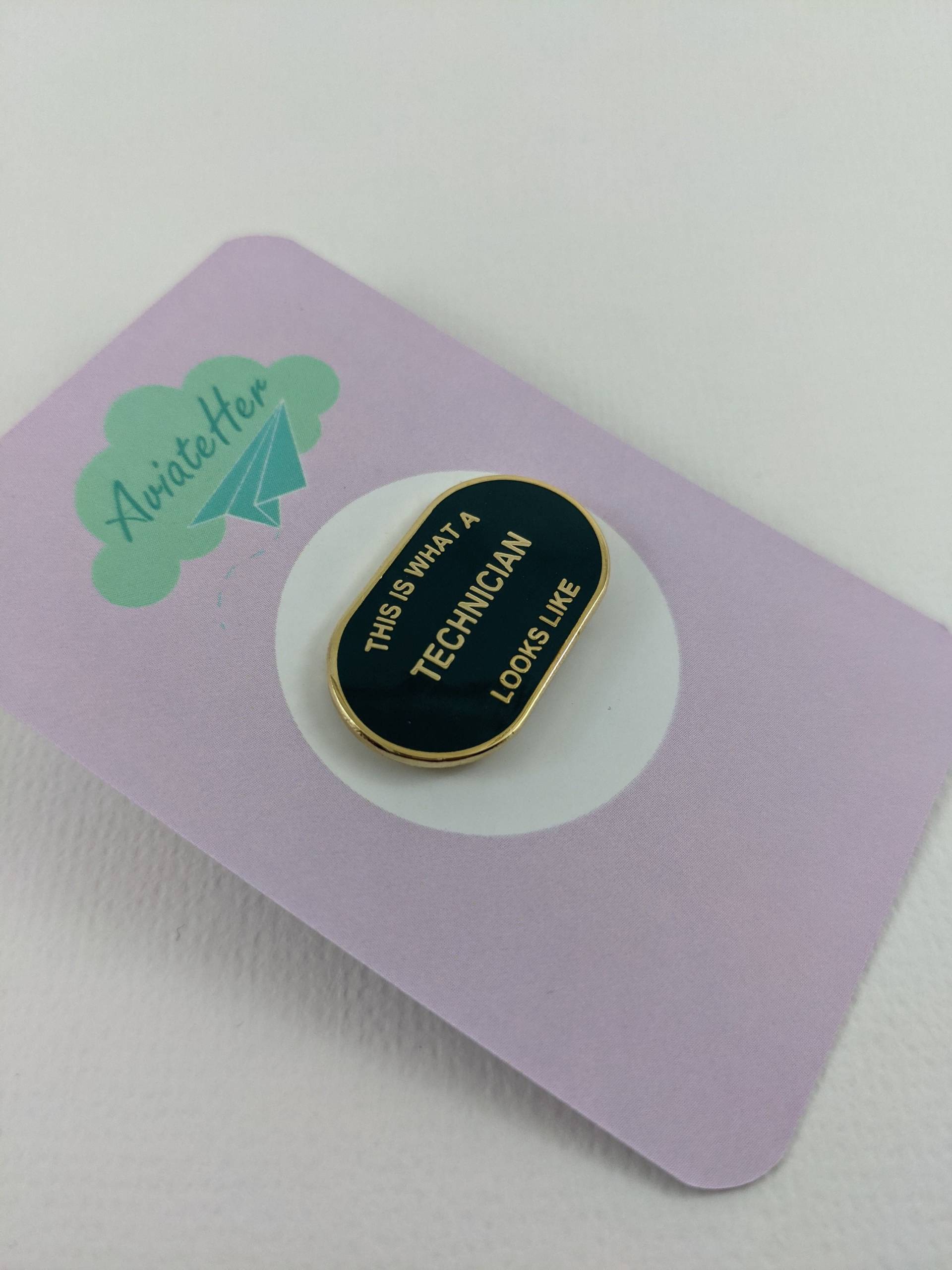 This Is What A Techniker Looks Like Enamel Pin Badge - Rennwagen Grün & Gold This Is What A Techniker Looks Like Enamel Pin Badge - Rennwagen Grün & Gold von AviateHer