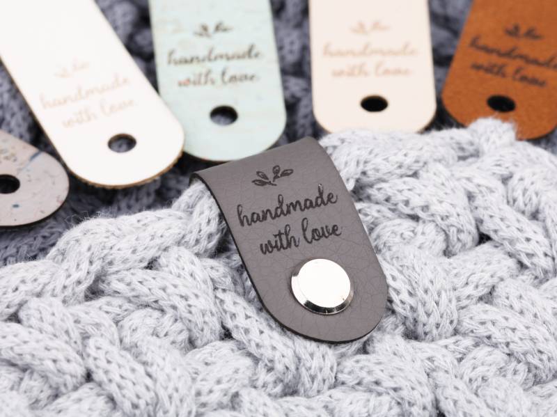 Knicklabel Mit Schraube, Label Für Häkelkorb, Kunstleder Labels Chicago Screws, Schraubniete, Lederlabels "Handmade With Love" von AvieArt