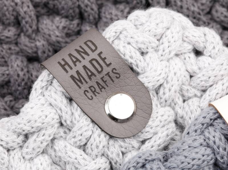 Label Für Häkelkorb, Knicklabel Mit Schraube, Kunstleder Labels Chicago Screws, Schraubniete, Lederlabels "Handmade Crafts" von AvieArt