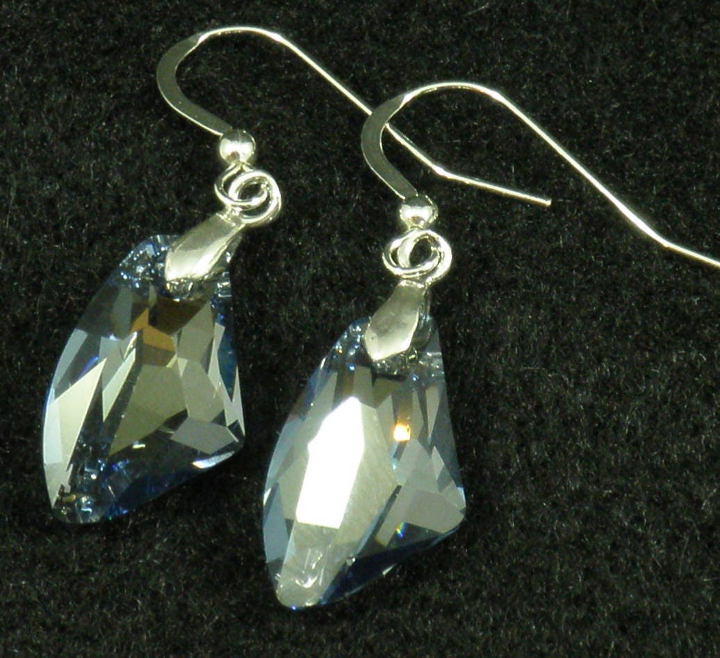 Avilagems Exklusive Swarovski Kristall Blue Shade Galactic .925 Sterling Silber Ohrringe 1 1/2 "Klein Avilagems Exklusive Swarovski Kristall Blue Shade Galactic .925 Sterling Silber Ohrringe 1 1/2 "Klein von Avilagems