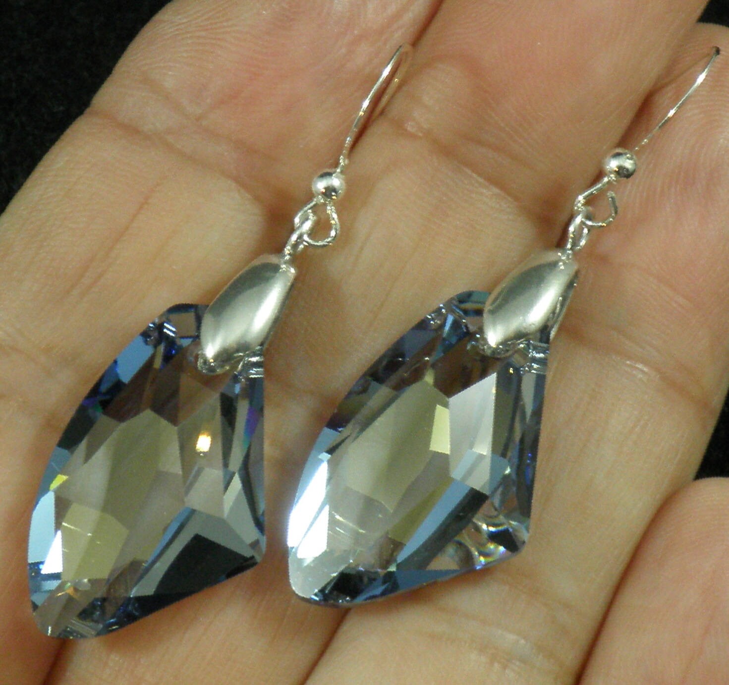 Avilagems Exklusive Swarovski Kristall Blue Shade Galactic .925 Sterling Silber Ohrringe 4, 5 cm Mittel Avilagems Exklusive Swarovski Kristall Blue Shade Galactic .925 Sterling Silber Ohrringe 4, 5 cm Mittel von Avilagems