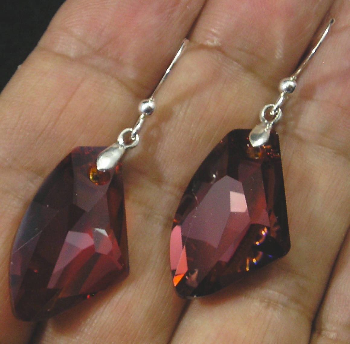 Avilagems Exklusive Swarovski Kristall Red Magma Galactic .925 Sterling Silber Ohrringe 4, 5 cm Mittel Avilagems Exklusive Swarovski Kristall Red Magma Galactic .925 Sterling Silber Ohrringe 4, 5 cm Mittel von Avilagems