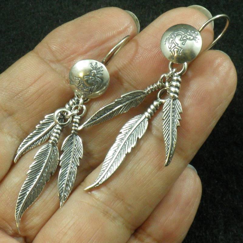 Verwickelte Dreifach Drei Feder Kokopelli Concho Haken Setting Massiv 925 Sterling Silber Ohrringe 2 1/4 "Lang Verwickelte Dreifach Drei Feder Kokopelli Concho Haken Setting Massiv 925 Sterling Silber Ohrringe 2 1/4 "Lang von Avilagems