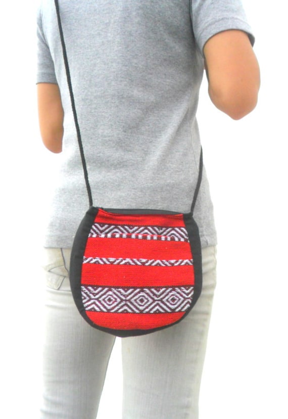 Boho Tasche Crossbody Bag Messenger Kunst Geldbörse Rot Weiß Schwarz Farbe Hippie Hobo Geschenktasche von Avivahandmade
