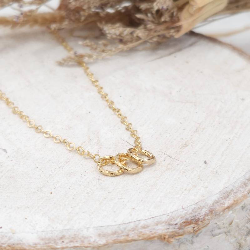 Kreis Halskette, Karma Anhänger Minimlist Drei Kreise Halskette in Sterling Silber Oder Gold Filled -10007 von Avnis