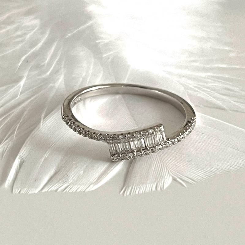 925 Gegen Den Strom Ring Zierlicher Zirkon Silberring in Größe 57 Verlobungsring Silber Zarter Damenring Geschenk Für Ihre Liebsten Menschen von AvoMirakII