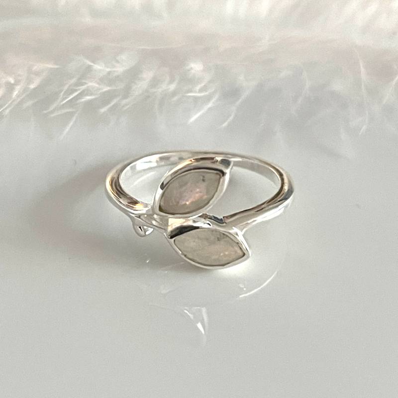 925 Massiv Sterling Silber Ring Mit Mondstein Und Chalcedon Gegen Den Strom Edelsteinring Zierlicher Verlobungsring Damenring von AvoMirakII