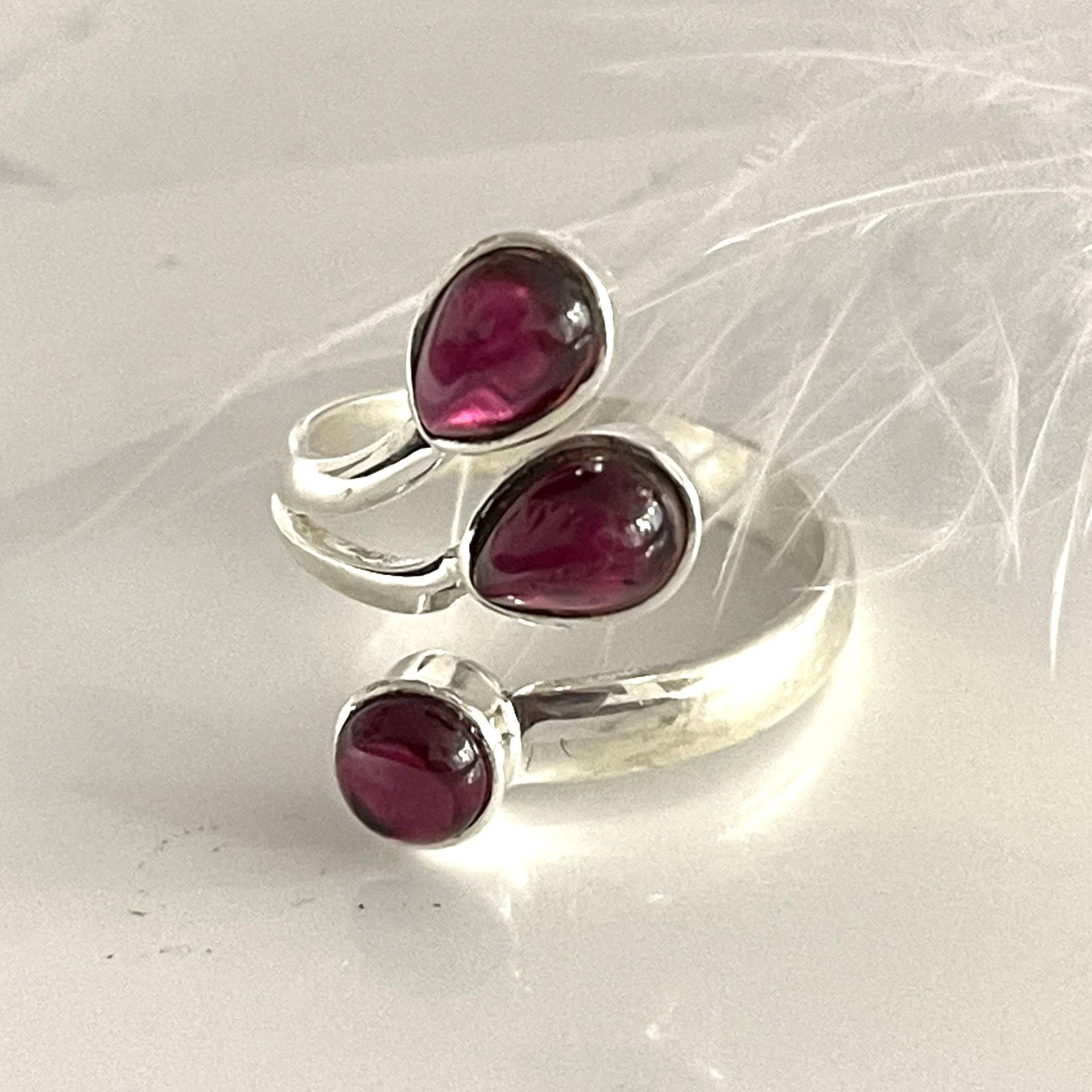 925 Offener Silberring Mit Granat Massiv Verstellbarer 3 Steine Ring Modernist Damenring 925 Offener Silberring Mit Granat Massiv Verstellbarer 3 Steine Ring Modernist Damenring von AvoMirakII
