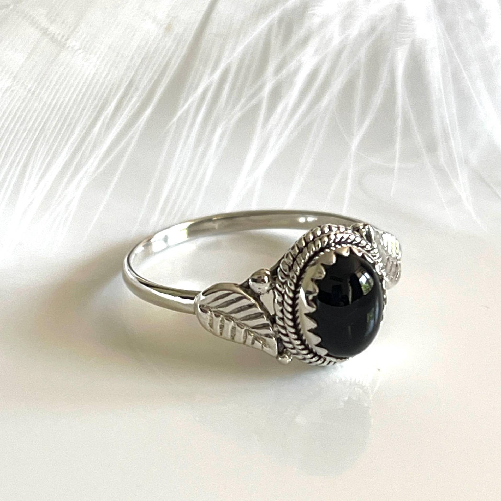 925 Silberring Mit Onyx Ovaler Schwarzer Edelsteinring Größe 60 Moderner Blumenring Damenring 925 Silberring Mit Onyx Ovaler Schwarzer Edelsteinring Größe 60 Moderner Blumenring Damenring von AvoMirakII