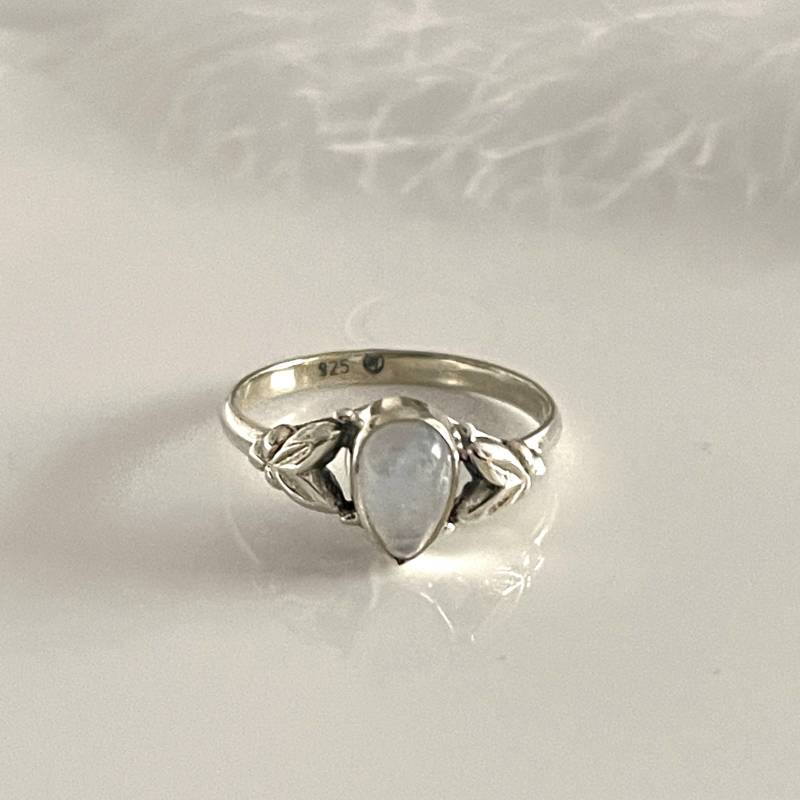 925 Silberring Mondstein Edelsteinring Gegen Den Strom Ring Größe 56 Filigraner Zierlicher Damenring von AvoMirakII
