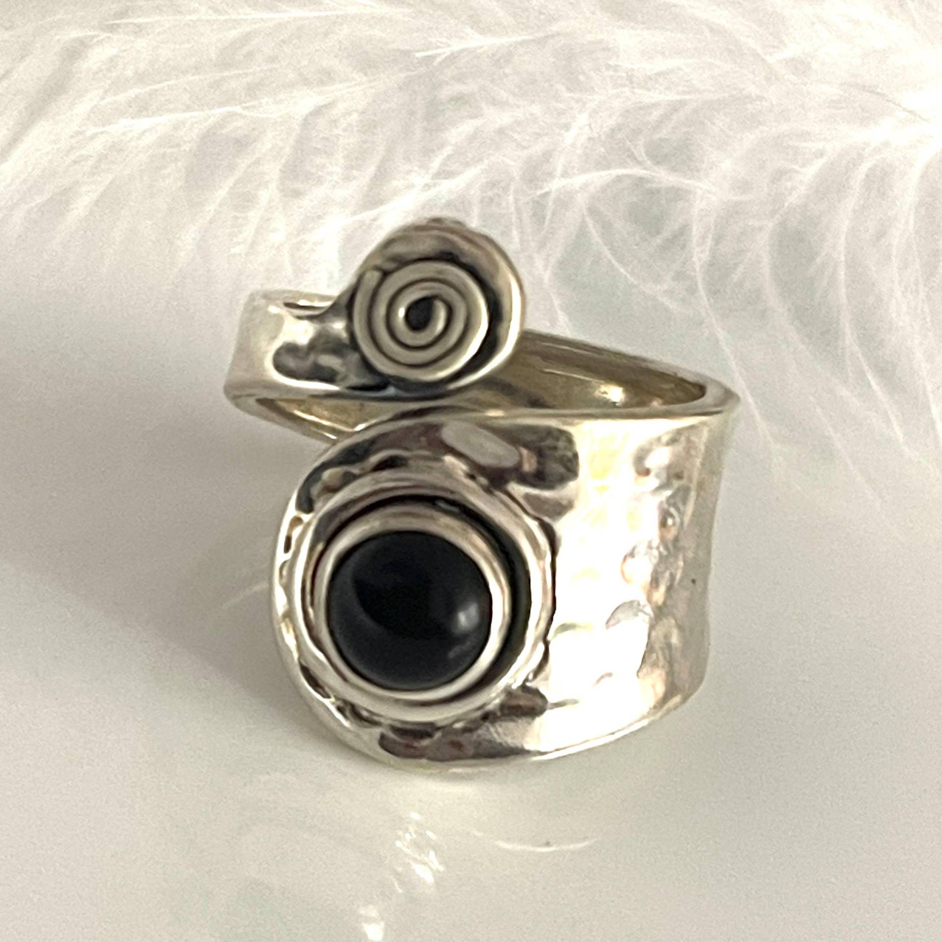 Breiter 925 Silberring Strukturring Mit Onyx Offener Verstellbarer Edelsteinring Filigraner Damenring von AvoMirakII