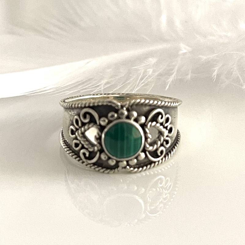 Breiter Filigraner Bandring 925 Sterling Silber Mit Malachit Gegen Den Strom Ring Edelsteinring Damenring Breiter Filigraner Bandring 925 Sterling Silber Mit Malachit Gegen Den Strom Ring Edelsteinring Damenring von AvoMirakII