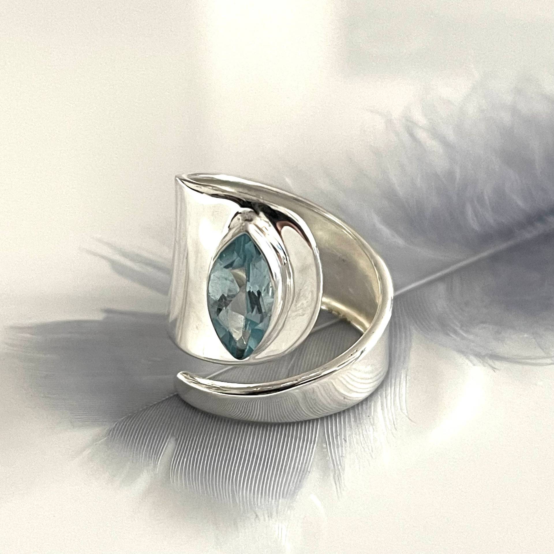 Echter Blautopas 925 Silber Ring Offener Ring Mit Facettiertem Edelstein Breiter Sterling Silberring Für Jede Größe Statement Damenring von AvoMirakII