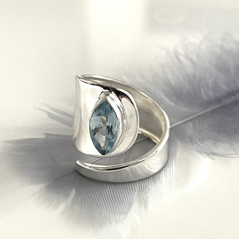 Echter Blautopas 925 Silber Ring Offener Ring Mit Facettiertem Edelstein Breiter Sterling Silberring Für Jede Größe Statement Damenring von AvoMirakII