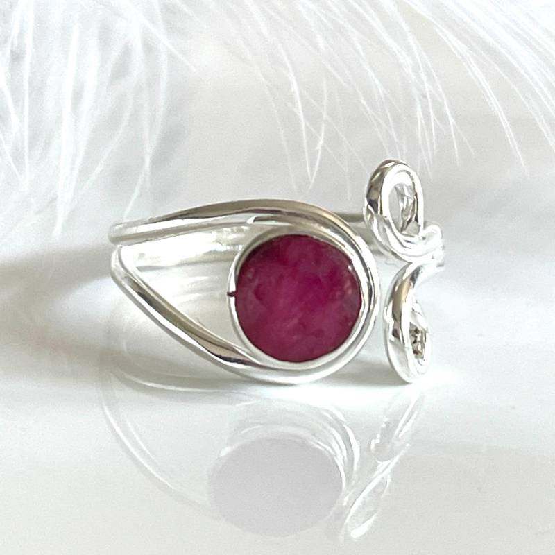 Facettierer Rubin Ring Offener 925 Silberring Verstellbarer Moderner Damenring von AvoMirakII