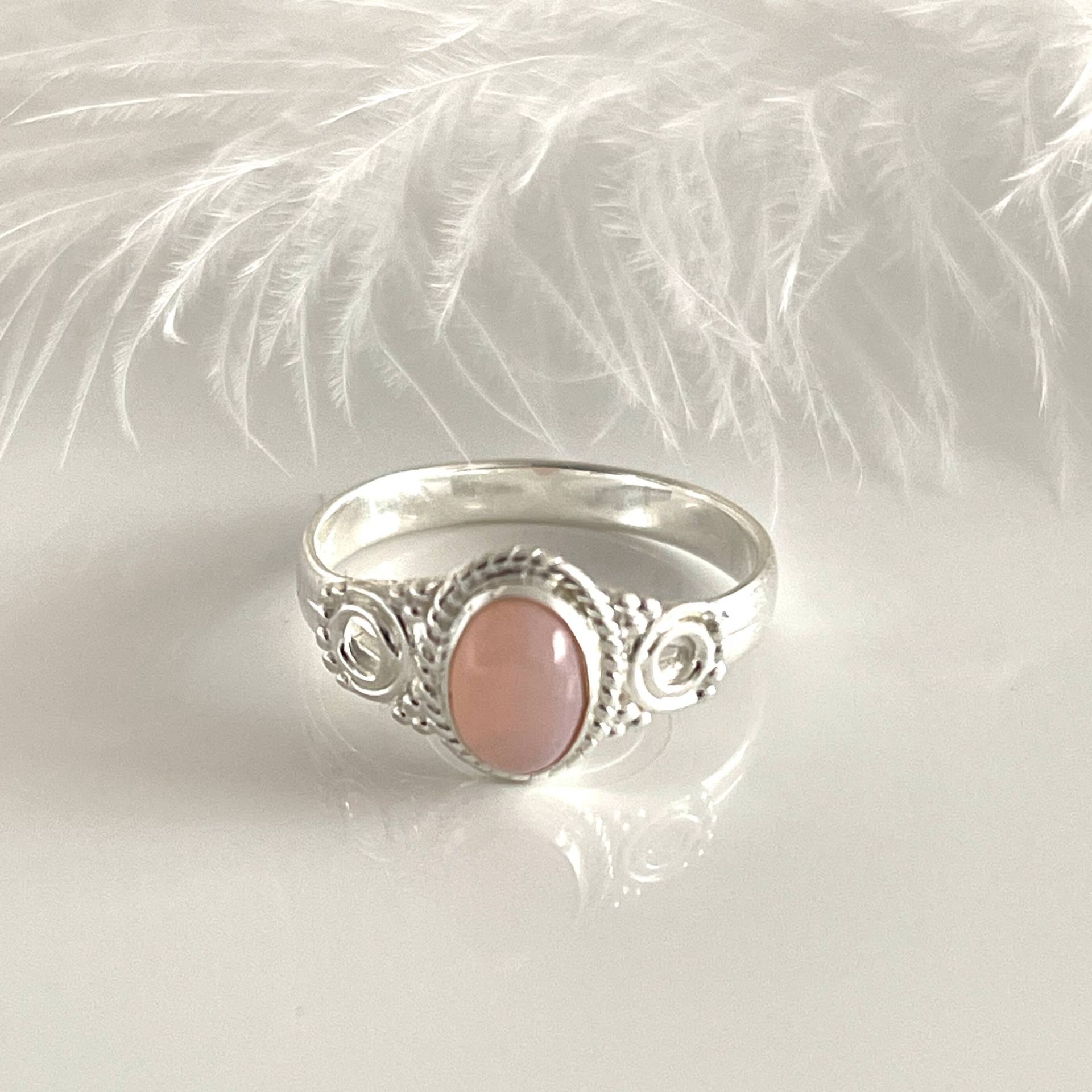 Feiner Rosenquarz Ring 925 Silber Ovaler Steinring Größe 54, 56, 57 Solitär Silberring Zierlicher Damenring Geschenk Für Freundin Feiner Rosenquarz Ring 925 Silber Ovaler Steinring Größe 54, 56, 57 Solitär Silberring Zierlicher Damenring Geschenk Für Freundin von AvoMirakII