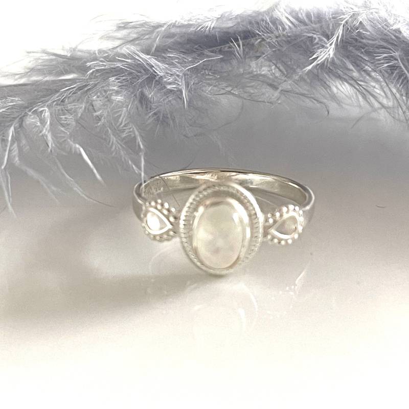 Filigraner Mondstein 925 Silber Ring in Größe 57, 55 Natürlicher Edelstein Feiner Zarter Damenring von AvoMirakII
