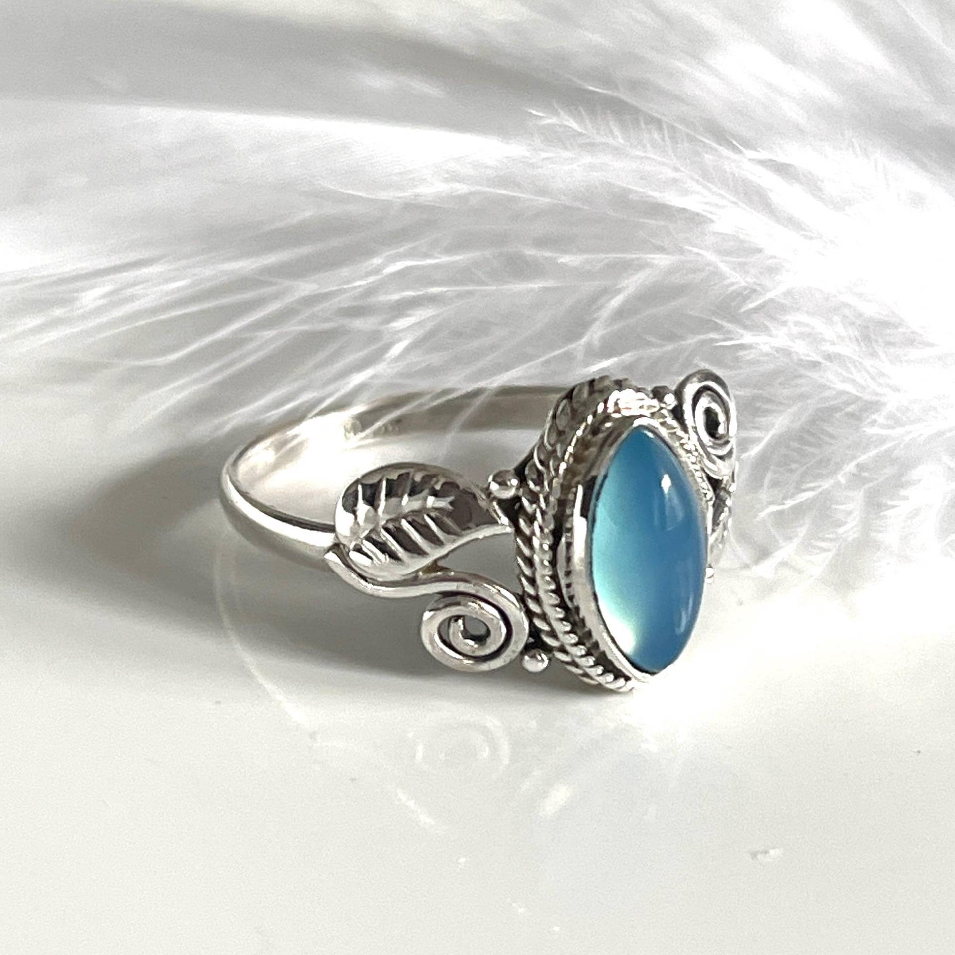 Filigraner Silberring 925 Chalcedon Himmelblauer Edelstein Größe 60 Damenring Spitzer Eleganter Ring Filigraner Silberring 925 Chalcedon Himmelblauer Edelstein Größe 60 Damenring Spitzer Eleganter Ring von AvoMirakII