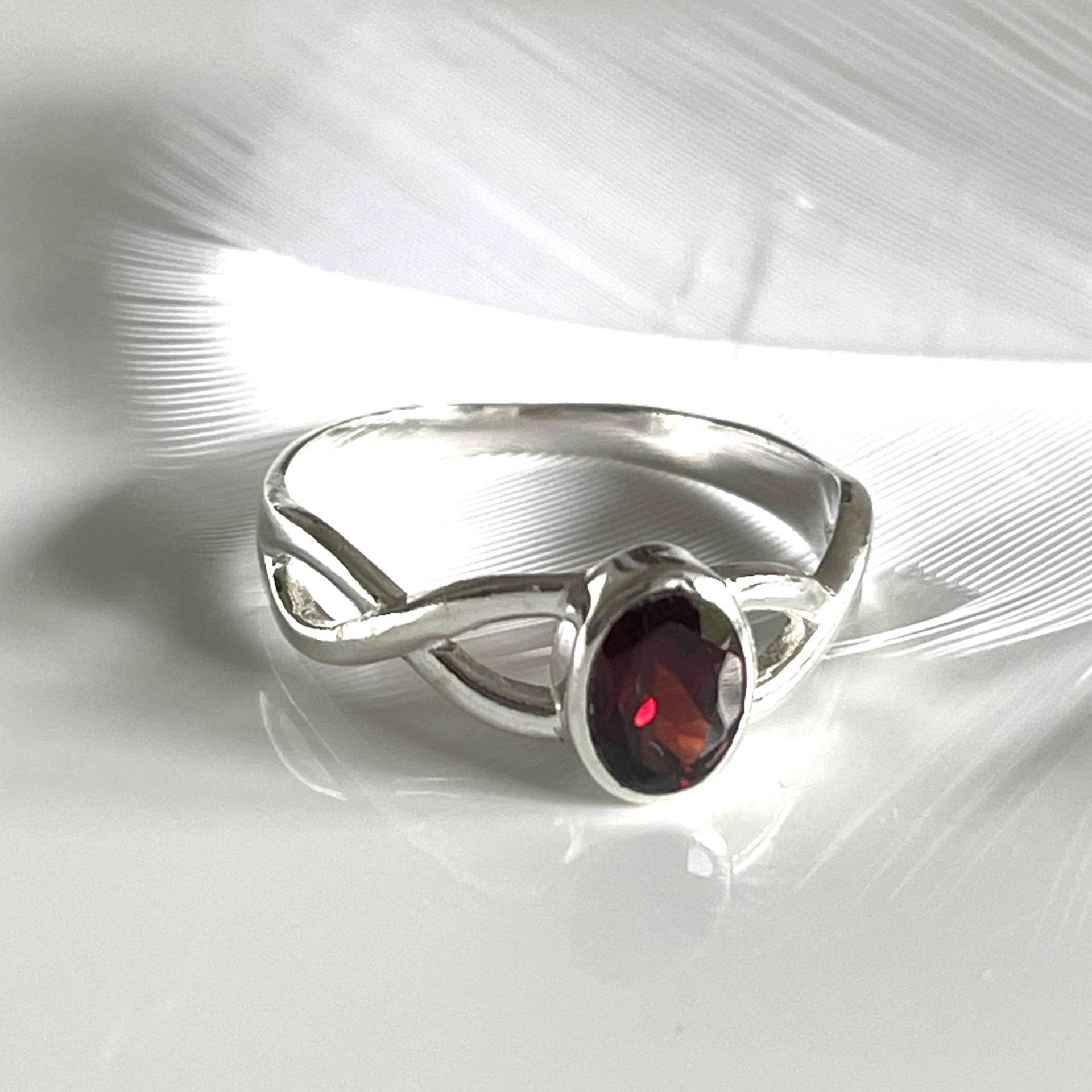 Gegen Den Strom Ring 925 Silberring Mit Facettiertem Granat Eleganter Boho Damenring von AvoMirakII