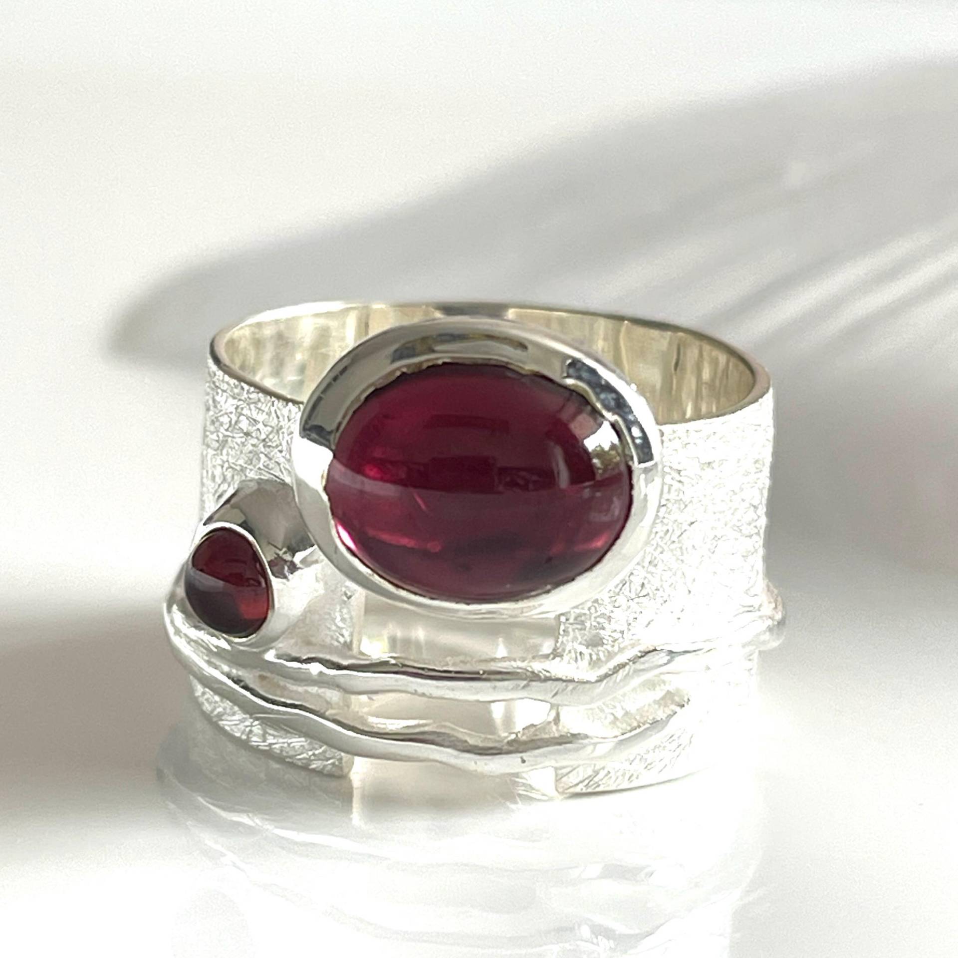 Gegen Den Strom Ring 925 Silberring Mit Granat Matter Breiter Massiver Strukturring Damen Schmuck Gegen Den Strom Ring 925 Silberring Mit Granat Matter Breiter Massiver Strukturring Damen Schmuck von AvoMirakII