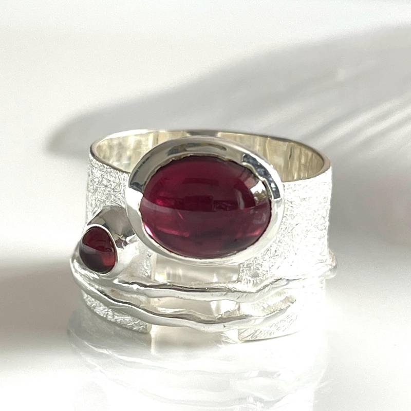 Gegen Den Strom Ring 925 Silberring Mit Granat Matter Breiter Massiver Strukturring Damen Schmuck Gegen Den Strom Ring 925 Silberring Mit Granat Matter Breiter Massiver Strukturring Damen Schmuck von AvoMirakII
