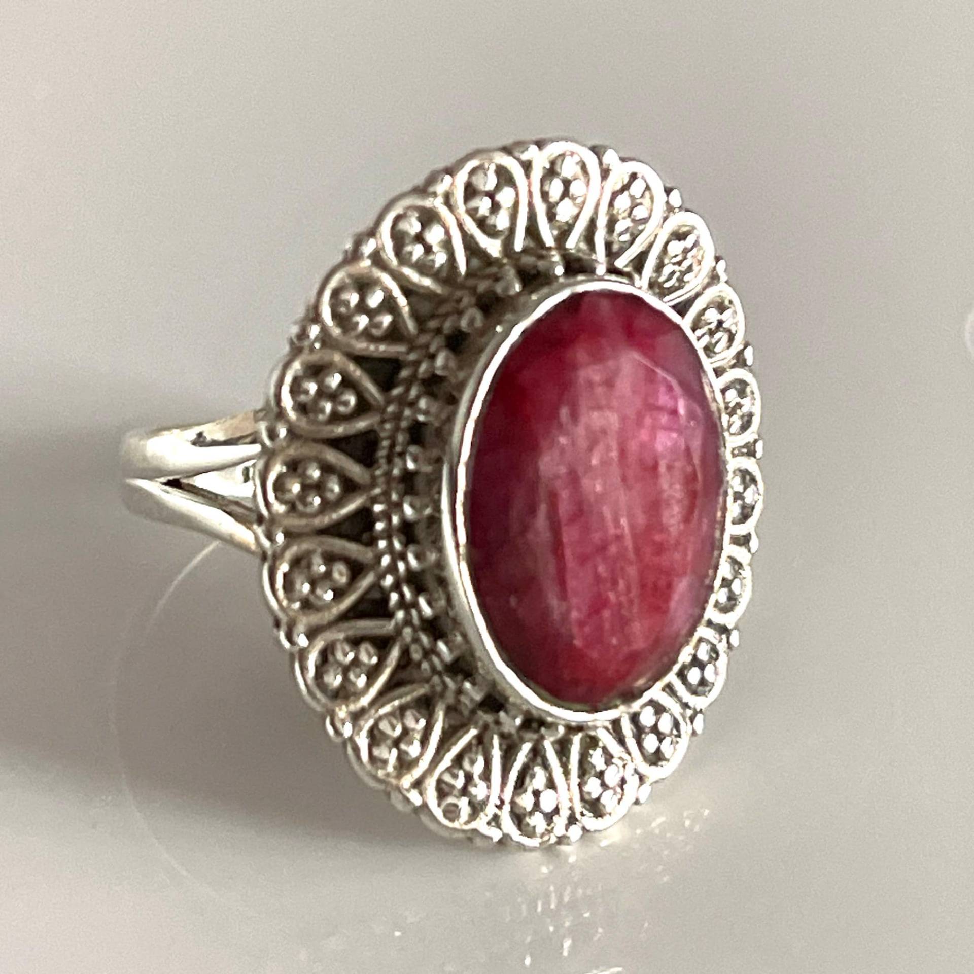 Großer Rubin 925 Silberring Massiv Filigraner Facettierter Edelsteinring Größe 55 Eleganter Hochwertiger Damenring Für Sie Großer Rubin 925 Silberring Massiv Filigraner Facettierter Edelsteinring Größe 55 Eleganter Hochwertiger Damenring Für Sie von AvoMirakII