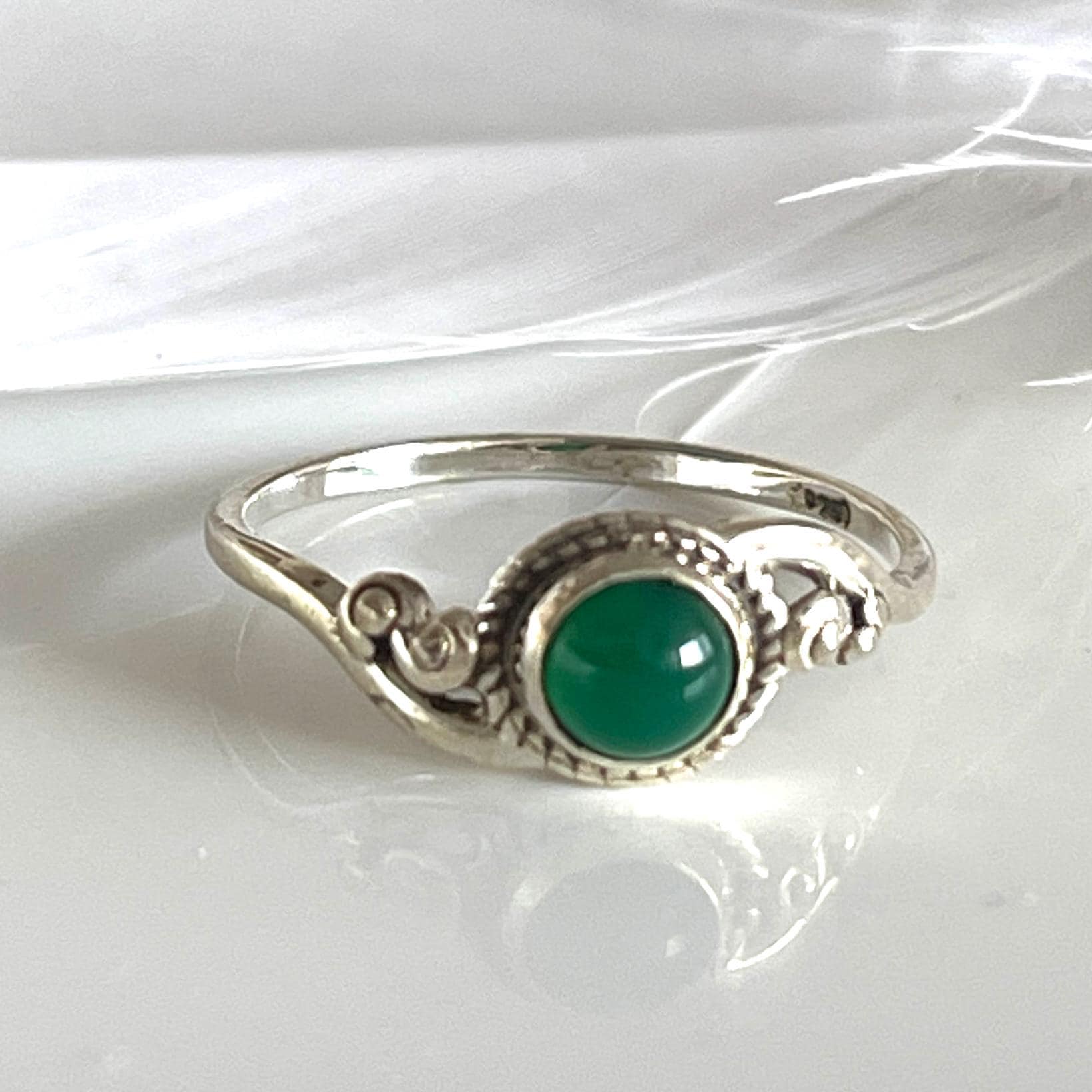 Natürlicher Aventurin 925 Silberring Zierlicher Schmaler Ring Größe 56 Und 57 Grüner Edelsteinring Filigraner Moderner Damenring Für Sie Natürlicher Aventurin 925 Silberring Zierlicher Schmaler Ring Größe 56 Und 57 Grüner Edelsteinring Filigraner Moderner Damenring Für Sie von AvoMirakII