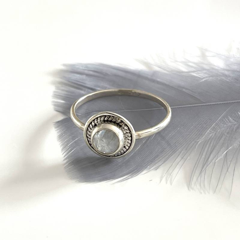 Natürlicher Regenbogen Mondstein Ring 925 Silber Filigraner Minimalistisch Zarter Solitär Ringe Für Frauen von AvoMirakII