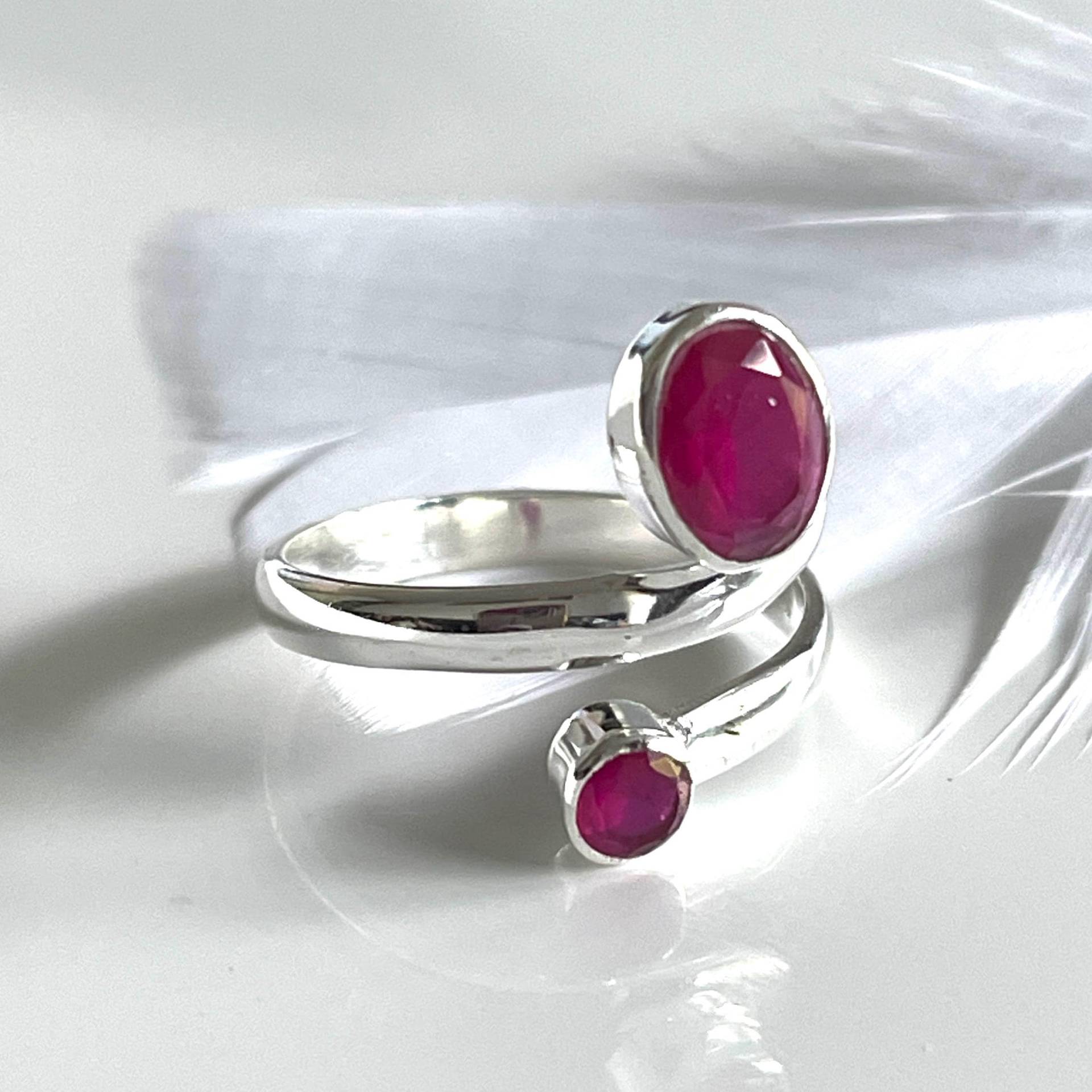 Silberring 925 Offen Verstellbar Mit 2 Facettierten Rubin Steinen Damenring Edelstein Schmuck Geschenk Für Sie Silberring 925 Offen Verstellbar Mit 2 Facettierten Rubin Steinen Damenring Edelstein Schmuck Geschenk Für Sie von AvoMirakII