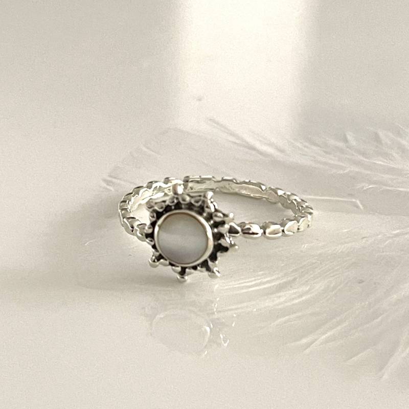 Sonnenring 925 Silberring Mit Mondstein Filigraner Edelsteinring Gegen Den Strom Ring Größe 57 Moderner Zierlicher Damenring Für Sie Sonnenring 925 Silberring Mit Mondstein Filigraner Edelsteinring Gegen Den Strom Ring Größe 57 Moderner Zierlicher Damenring Für Sie von AvoMirakII