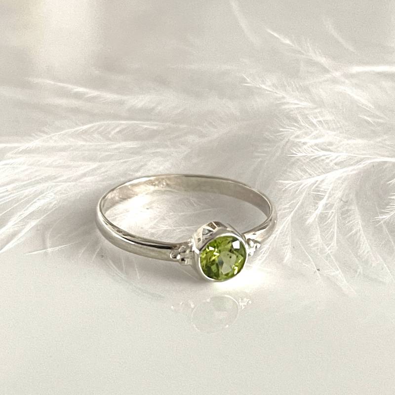 Verlobungsring Mit Peridot 925 Silber Ring Zierlicher Feiner Runder Steinring Größe 58 Edelsteinring Minimalistisch Geschenk Für Damen von AvoMirakII