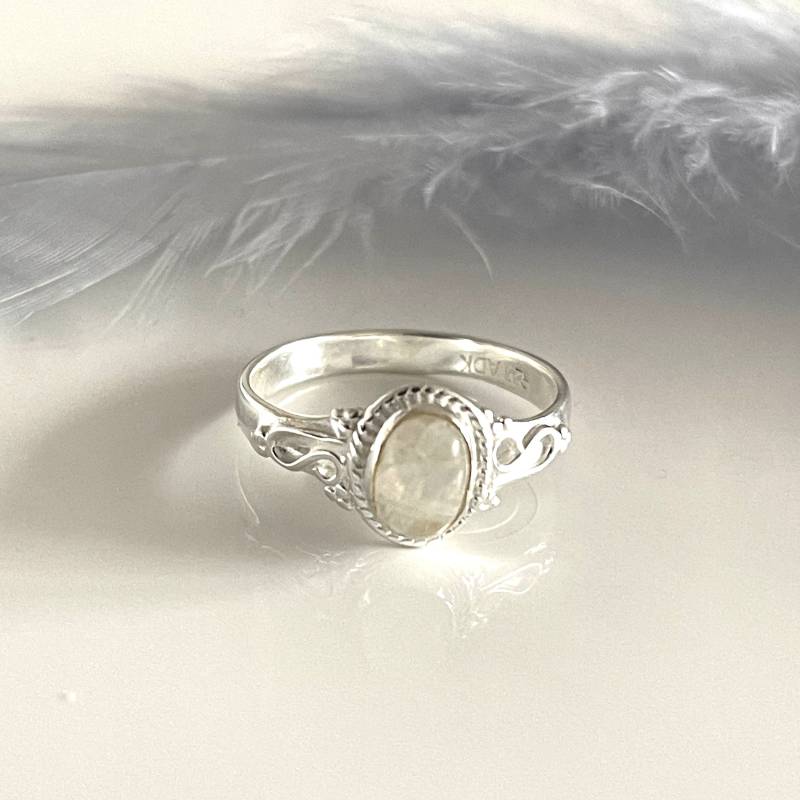 Weißer Mondstein Ring Größe 54 Und 55 Echtsilber 925 Ovaler Steinring Natürlicher Edelstein Boho Verlobungsring Geschenk Für Frau von AvoMirakII