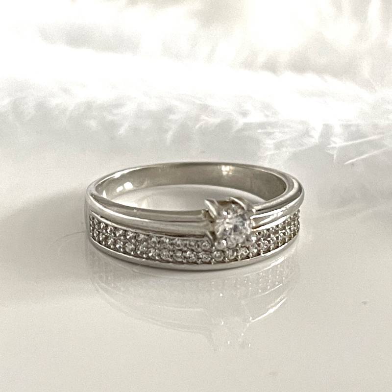 Zierlicher 925 Silber Ring Mit Zirkon in Größe 61 Echtsilber Moderner Steinring Solitär Silberring Damenring von AvoMirakII