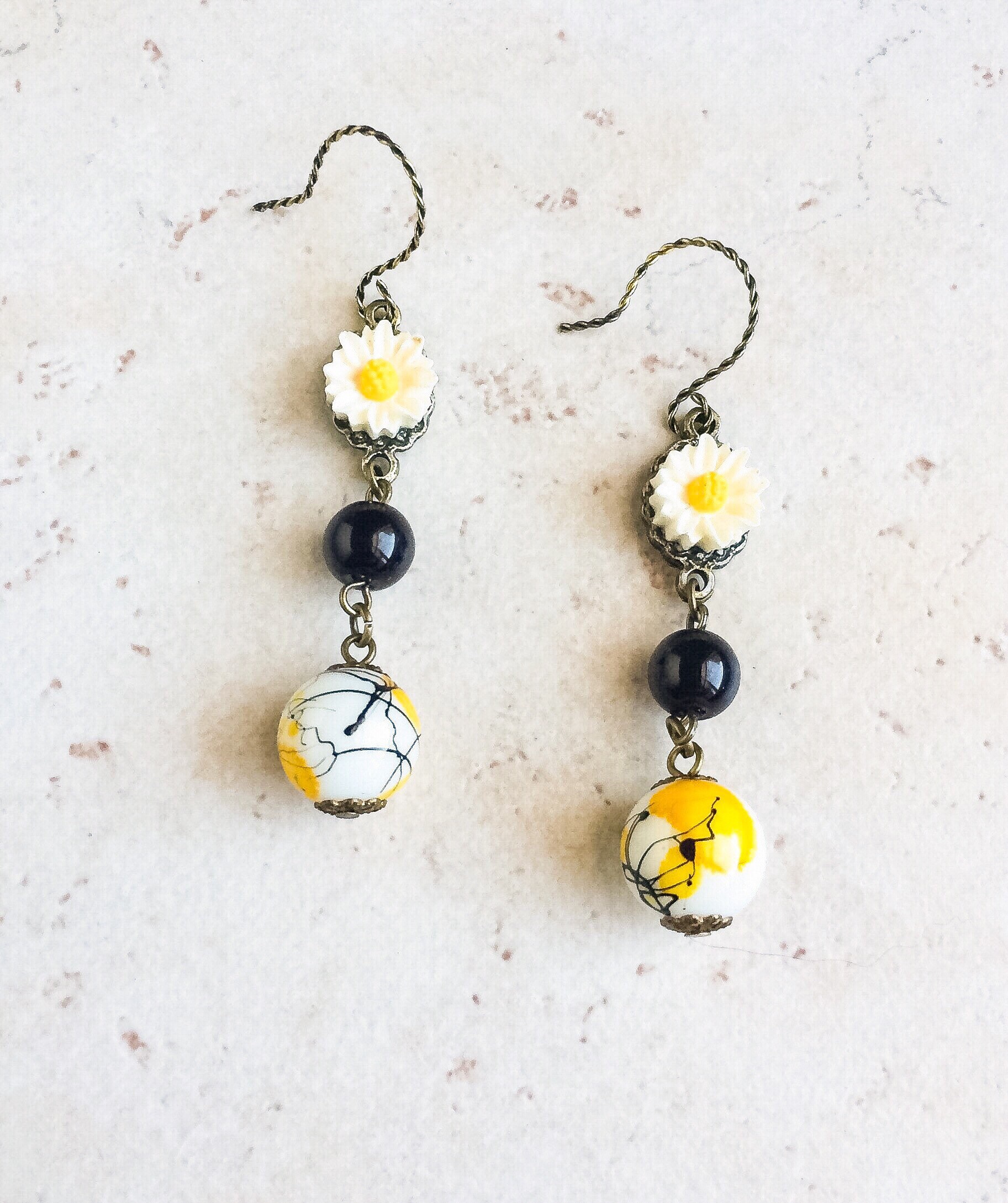 Gänseblümchen Blume Cabochon Ohrringe, Schwarz Weiß Gelb Schmuck, Boho Perlen Statement Zusammenstellung Blumen Schmuck Gänseblümchen Blume Cabochon Ohrringe, Schwarz Weiß Gelb Schmuck, Boho Perlen Statement Zusammenstellung Blumen Schmuck von AvocadoGreenDesigns