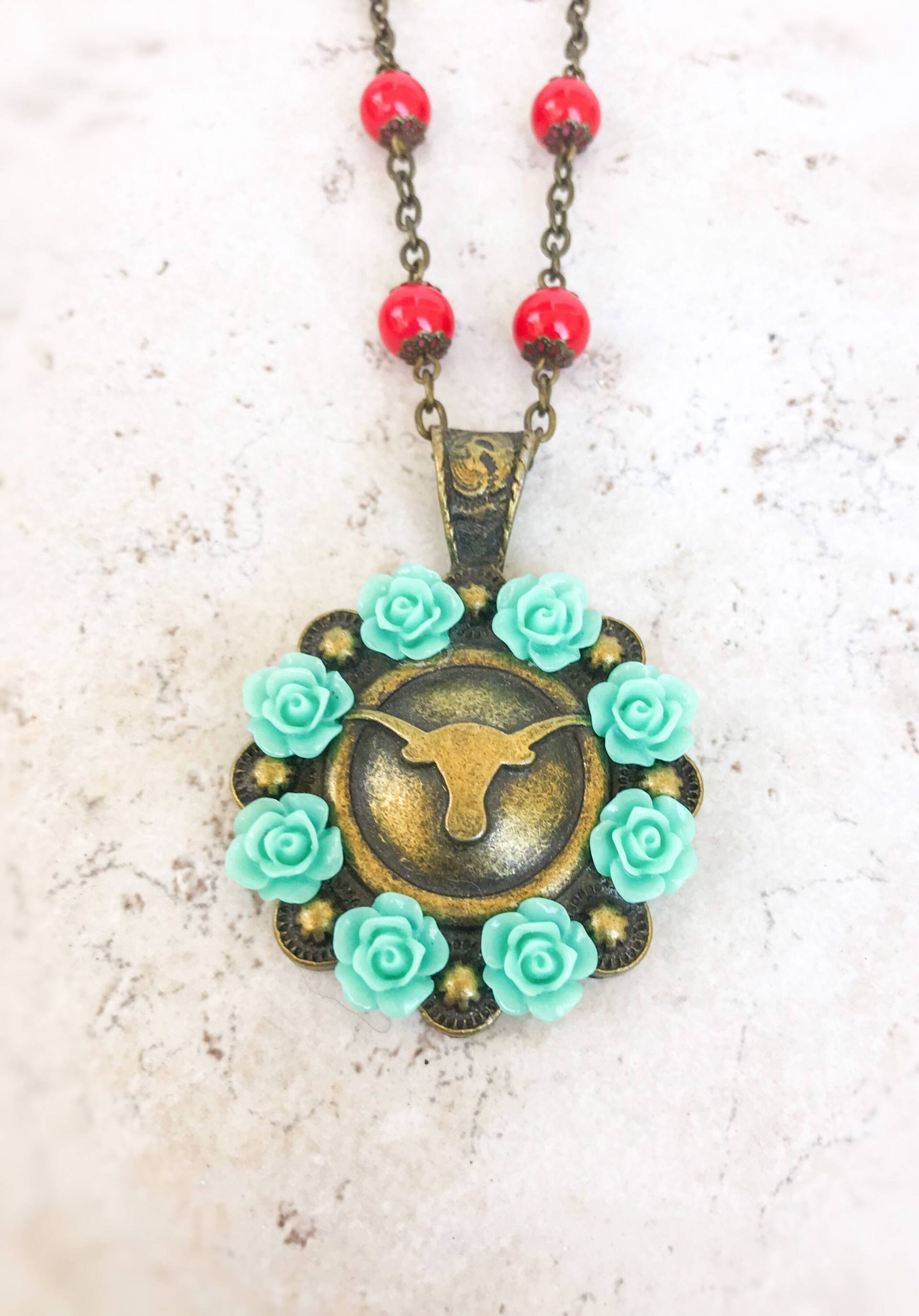 Mint Grün Rot Halskette, Südwestlichen Boho Bull Anhänger, Petrol Cowgirl Schmuck, Kuh Assemblage Statement Schmuck Mint Grün Rot Halskette, Südwestlichen Boho Bull Anhänger, Petrol Cowgirl Schmuck, Kuh Assemblage Statement Schmuck von AvocadoGreenDesigns