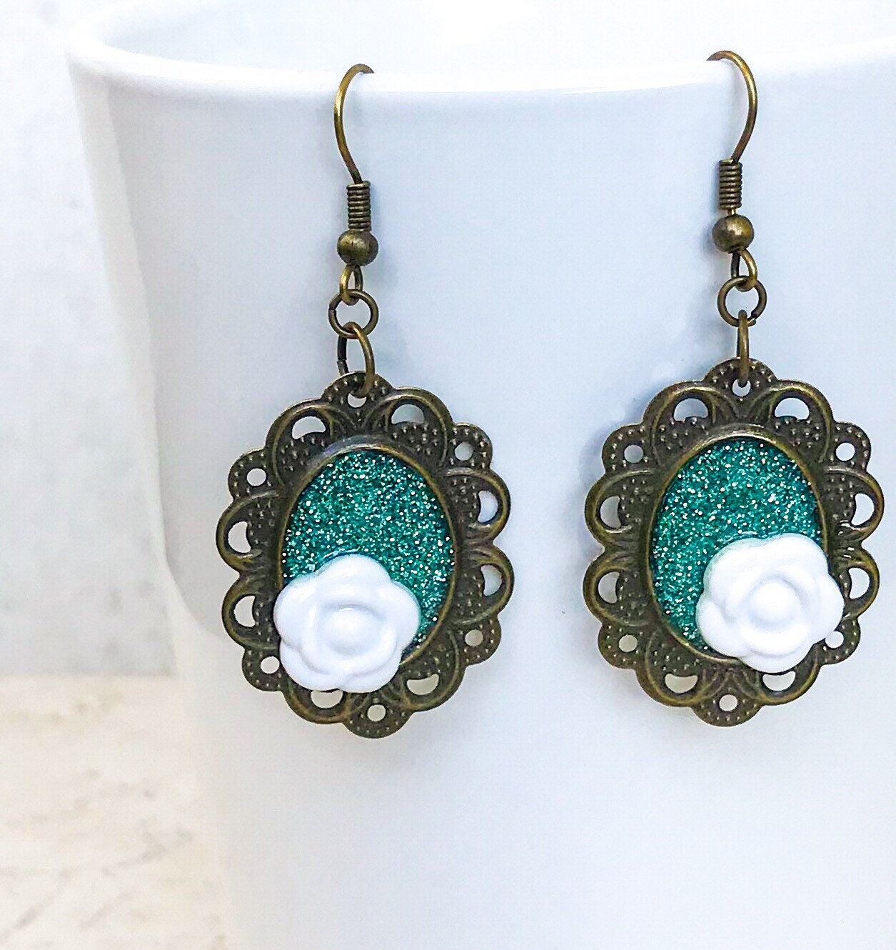 Türkis Harz Blumen Ohrringe, Boho Schmuck, Glitzer Statement Blau Grüner Schmuck Türkis Harz Blumen Ohrringe, Boho Schmuck, Glitzer Statement Blau Grüner Schmuck von AvocadoGreenDesigns