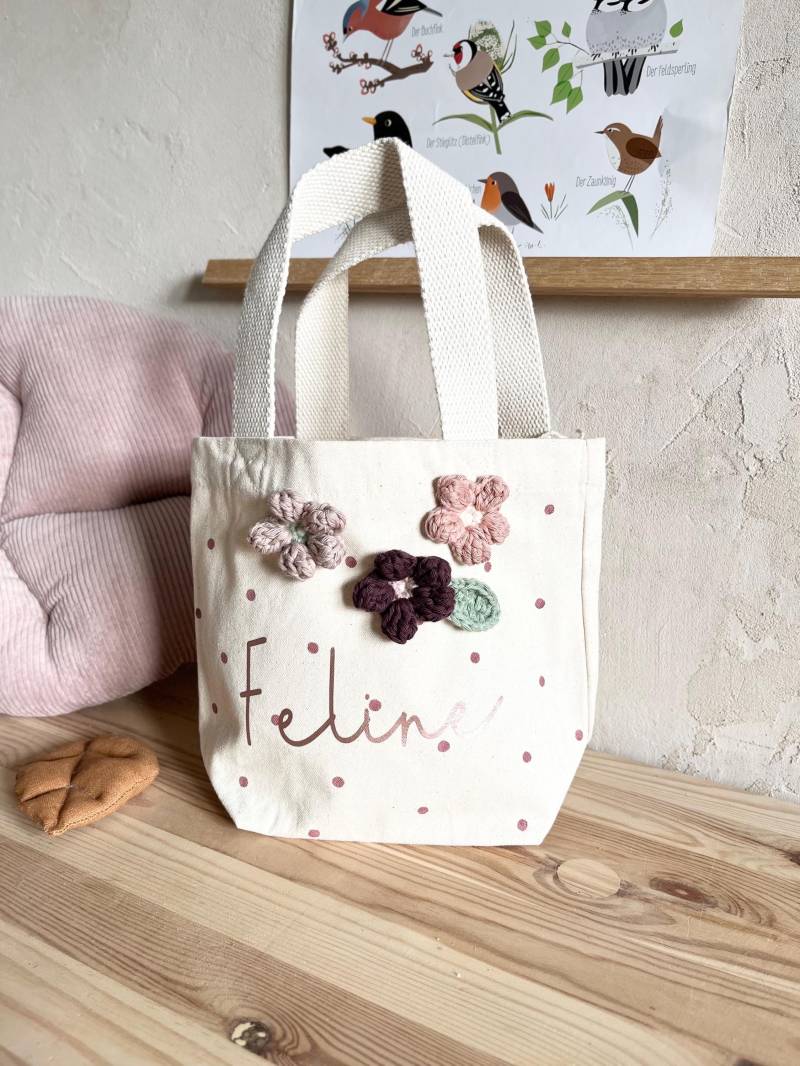 Häkelblumen Mädchen Tasche Blumentasche Blumen Mini Shopper Gepunktet Punkte Namen Personalisierbar Fairtrade Baumwolle von Avocadopink