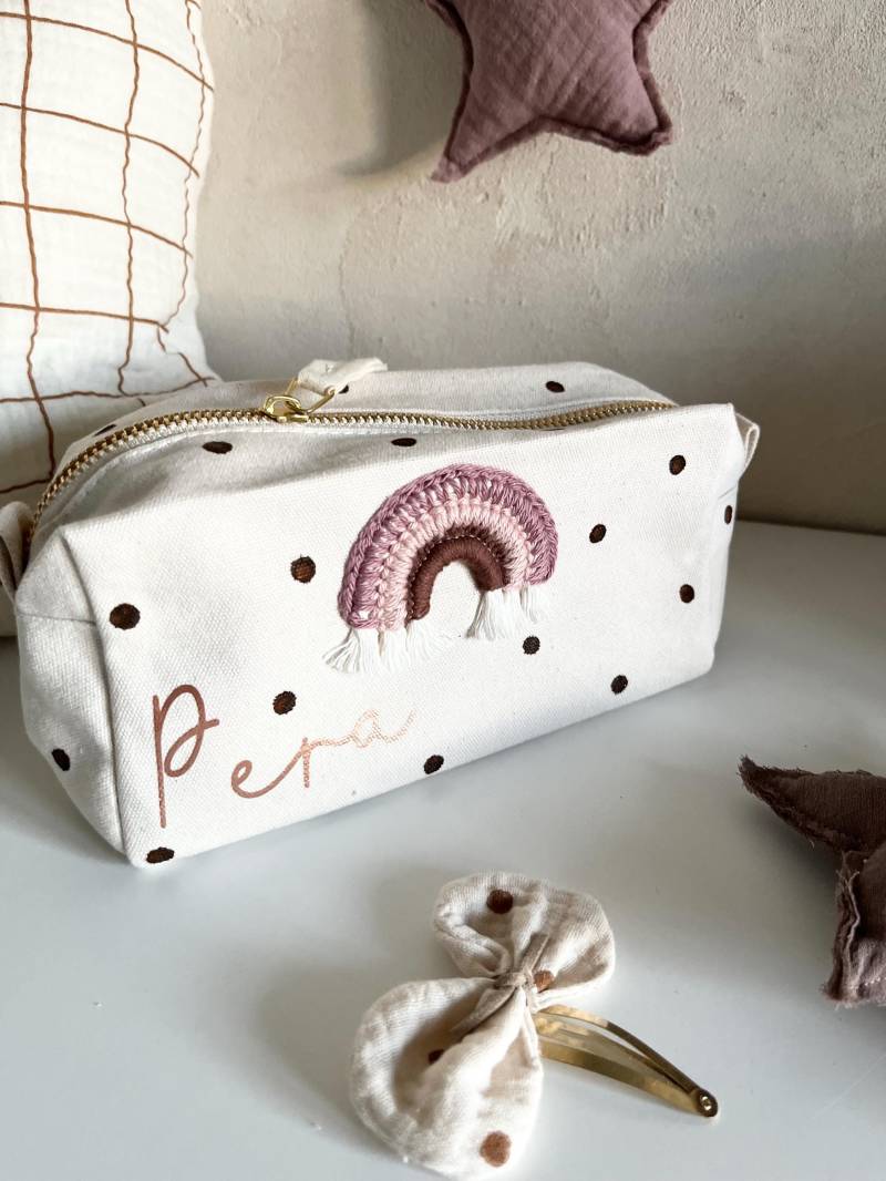 Krimskramstäschchen Personalisierbares Schlampermäppchen Mit Regenbogen - Geschenkidee Für Mädchen | Avocadopink von Avocadopink