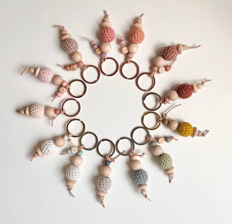 Kugel Schlüsselanhänger Mit Initiale Personalisiert Leder Schlüssel Anhänger Kleines Geschenk Häkelkugel Holz Kinder Schulanfang von Avocadopink