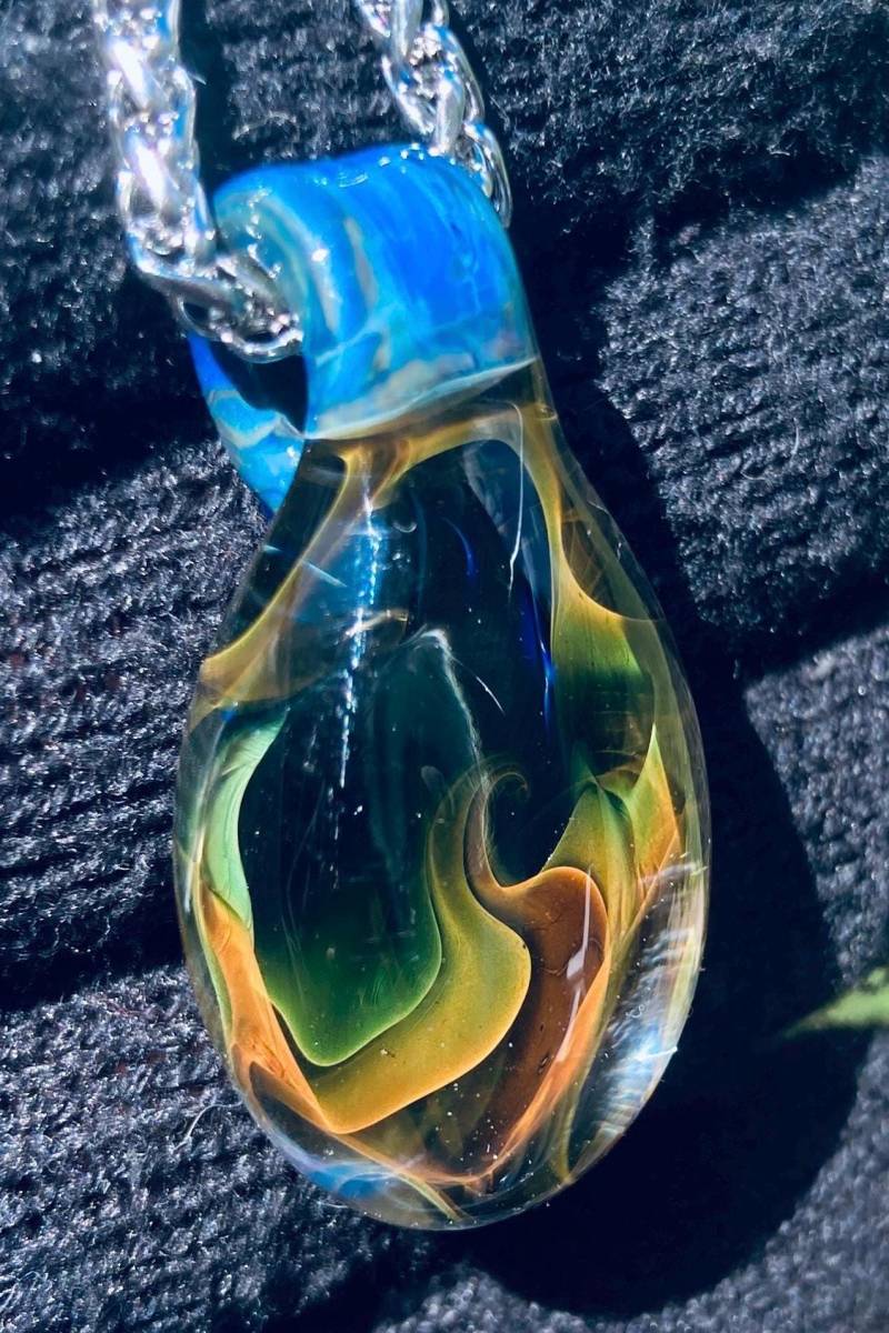 Verstecktes Feuer - Regenbogen-Kettenstück Verstecktes Feuer - Regenbogen-Kettenstück von AwesomeGlassAppeal