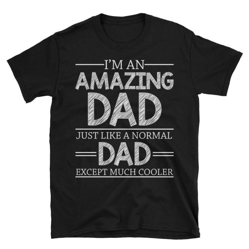 Ich Bin Ein Erstaunlicher Vater Nur Wie Normaler Außer Viel Cooler Lustige Vatertag Geschenk Kurzarm Unisex T-Shirt von AwesomeTeeDesigns
