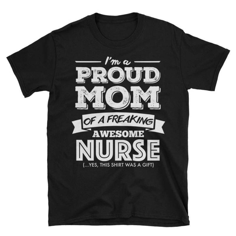 Ich Bin Eine Stolze Mutter Von Einem Freaking Awesome Krankenschwester Lustiges Geschenk Für Kurzarm Unisex T-Shirt von AwesomeTeeDesigns