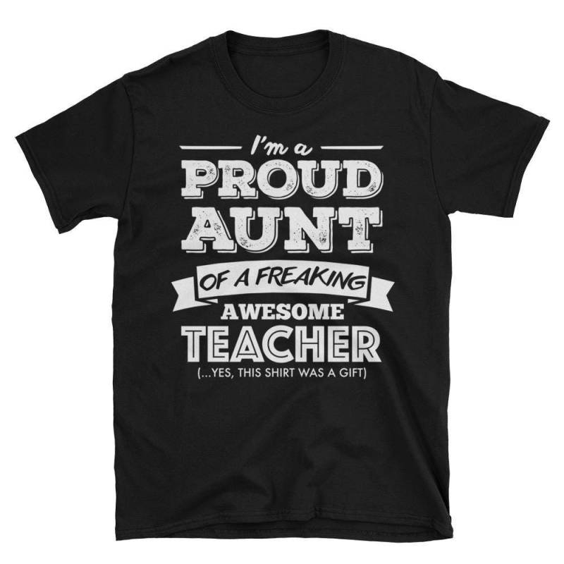 Ich Bin Eine Stolze Tante Von Einem Freaking Awesome Lehrer Lustiges Geschenk Für Kurzarm Unisex T-Shirt von AwesomeTeeDesigns